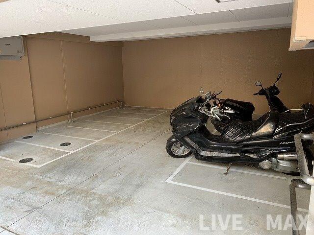 物件外観写真5　(バイク置き場)