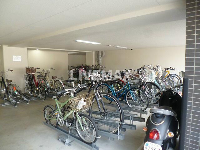 物件外観写真5　(駐輪場♪)