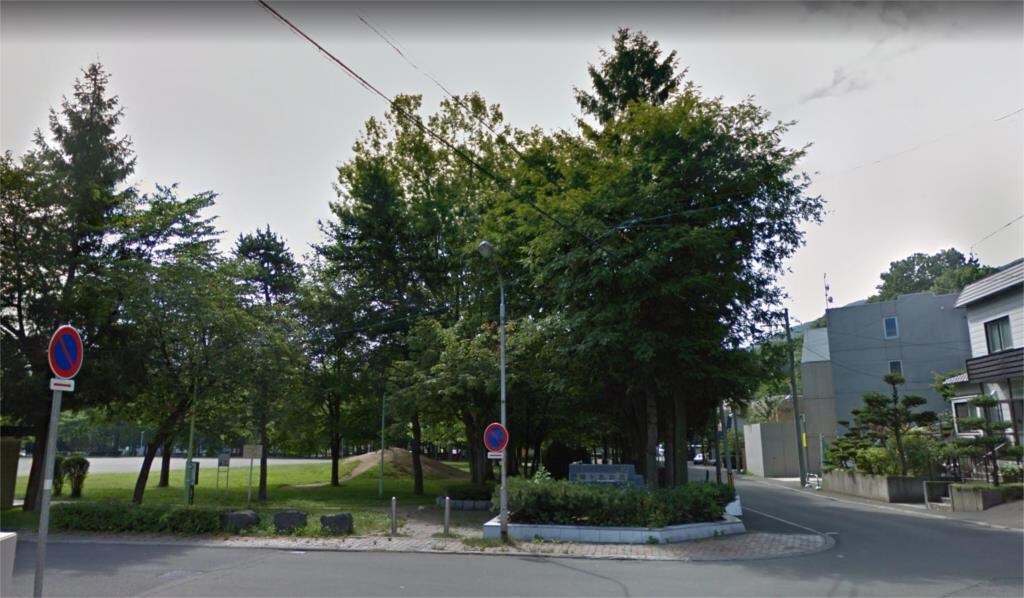 物件外観写真8　(緑ケ丘公園（762m）)