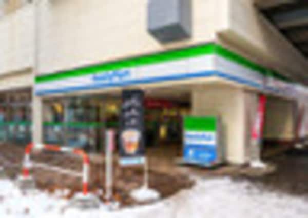 周辺環境(ファミリーマート 札幌北6条西7丁目店 1611m)