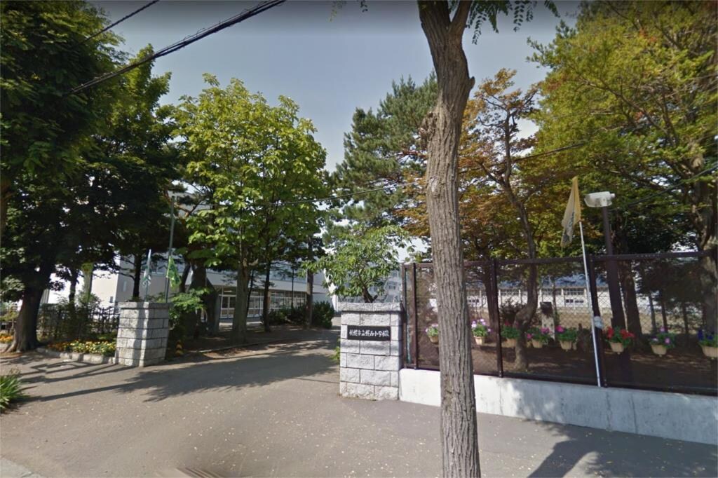 物件外観写真3　(札幌市立幌西小学校（618m）)