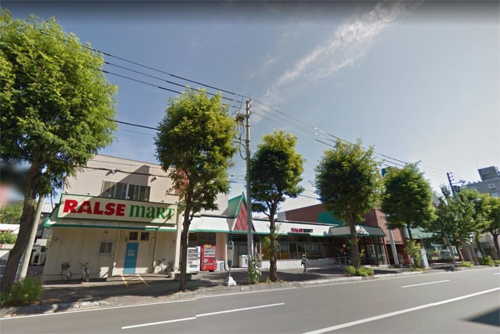 物件外観写真3　(ラルズマｰト 16条店（409m）)