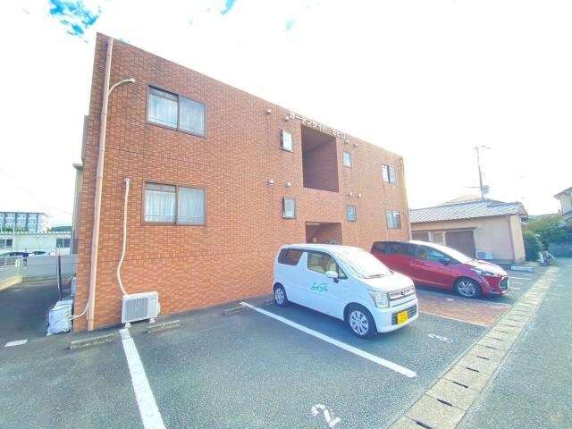 ガーデンサイドセヒロの駐車場