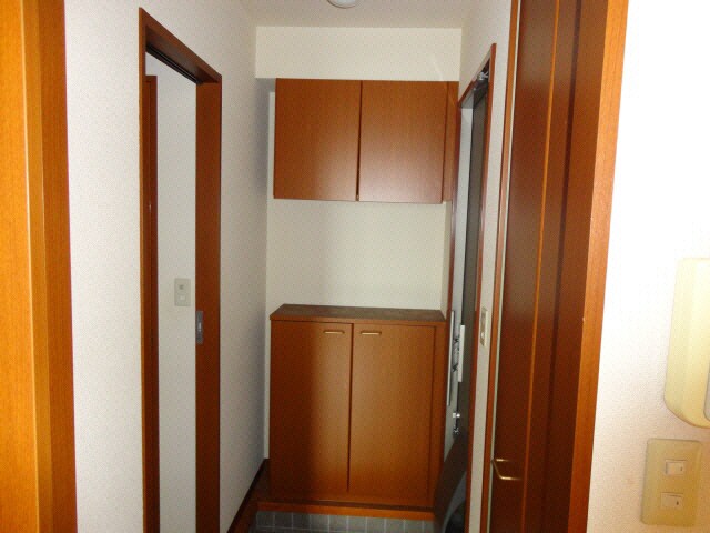 物件内観写真4　(玄関)