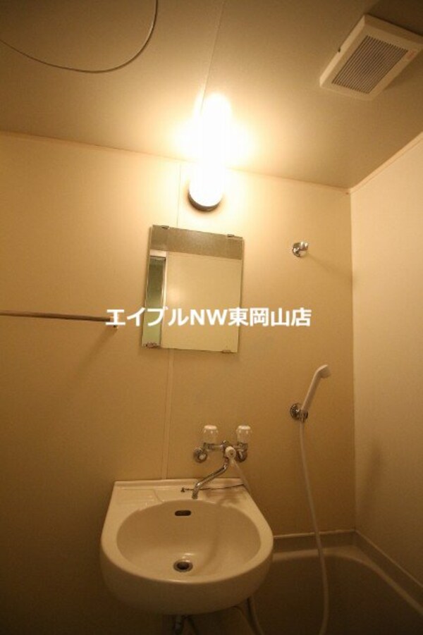 洗面所(同物件別部屋の写真です)