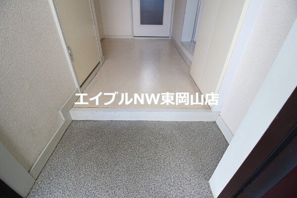 玄関(同物件別部屋の写真です)