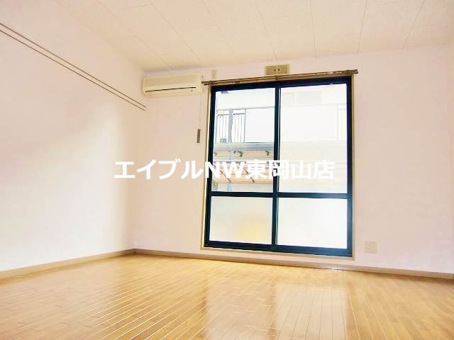 物件内観写真7　(明るいリビング)