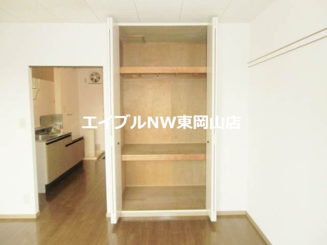 物件内観写真12　(無駄の少ない棚付き収納)