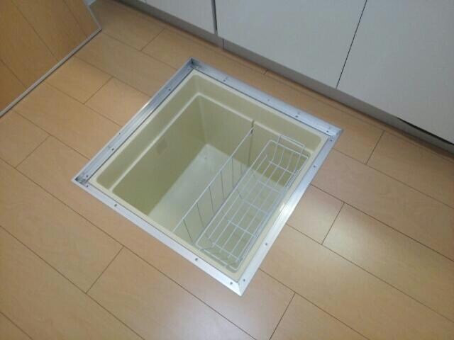 物件内観写真9　(キッチン床下収納)