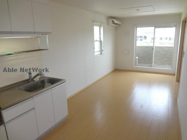 物件内観写真4　(※中部屋の為、小窓はありません)