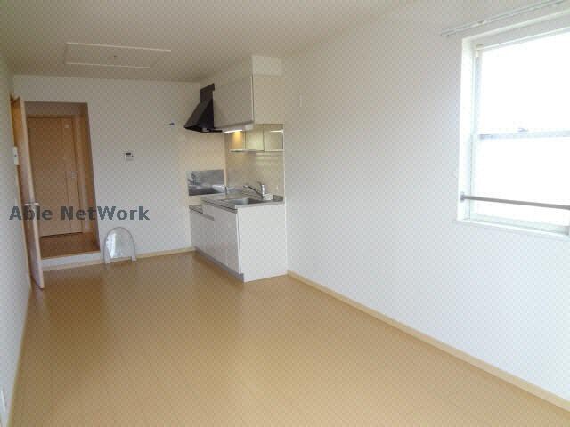 物件内観写真7　(※中部屋の為、小窓はありません)