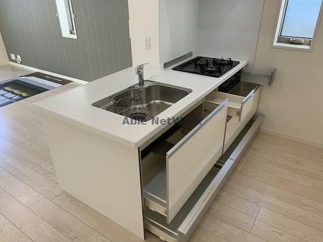 物件内観写真22　(同型モデル・腰窓はありません。)