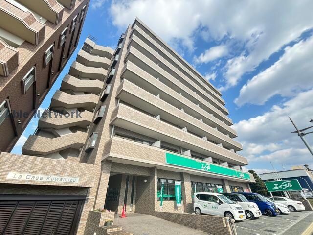 物件外観写真1　(1階は管理会社のエイブルです。女性のお一人暮らしも安心)