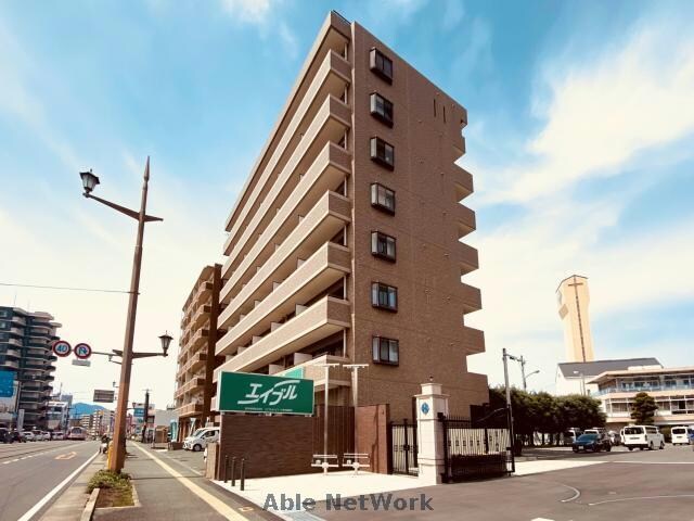 物件外観写真1　(1階は管理会社のエイブルです。女性のお一人暮らしも安心)