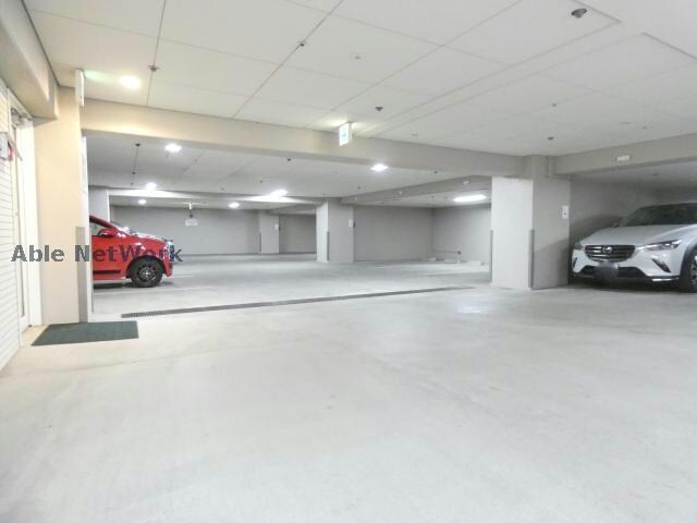 物件外観写真6　(電動シャッター付き地下駐車場)