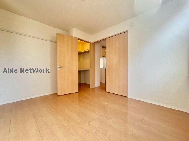 物件内観写真4　(収納たっぷりの洋室♪)