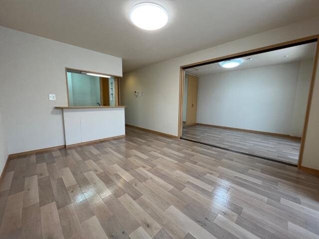 物件内観写真16　(リビングから洋室)