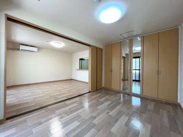 物件内観写真25　(洋室からリビング)