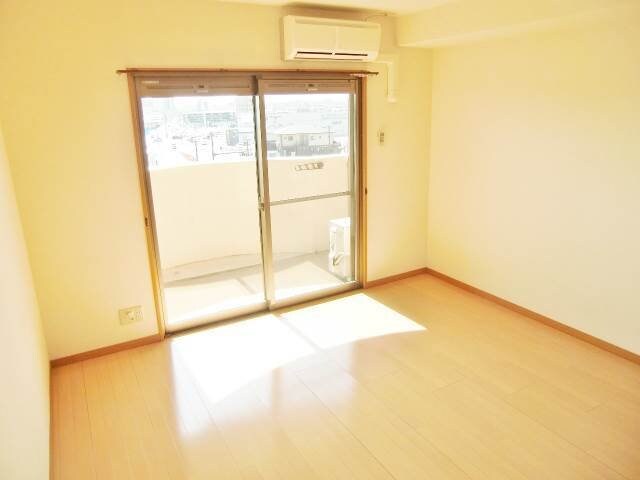 物件内観写真17　(日当たりも良く明るい洋室)