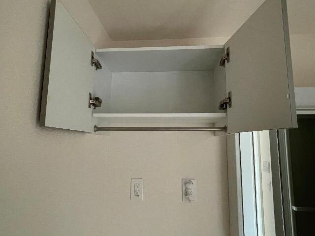 物件内観写真22　(洗濯機置き場上部収納棚)