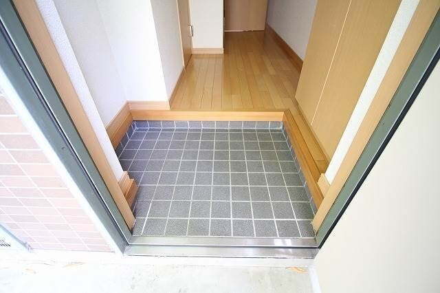 物件内観写真30　(広々玄関)