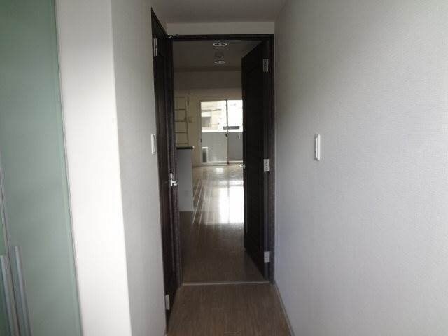 物件内観写真24　(玄関側からリビング)