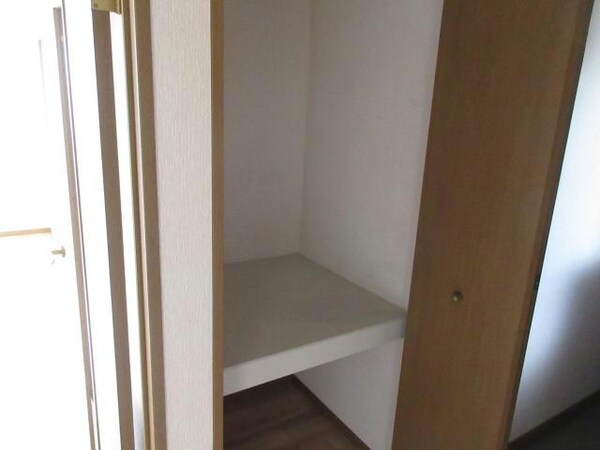 収納(廊下の物入)