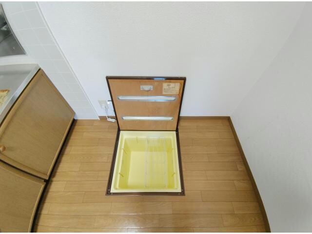 物件内観写真14　(床下収納)