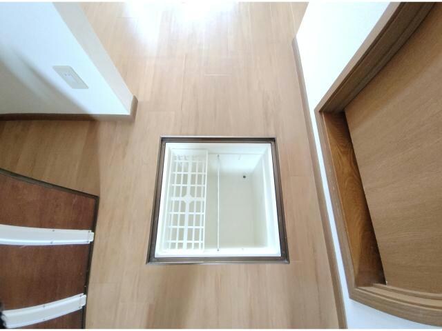 物件内観写真13　(床下収納)