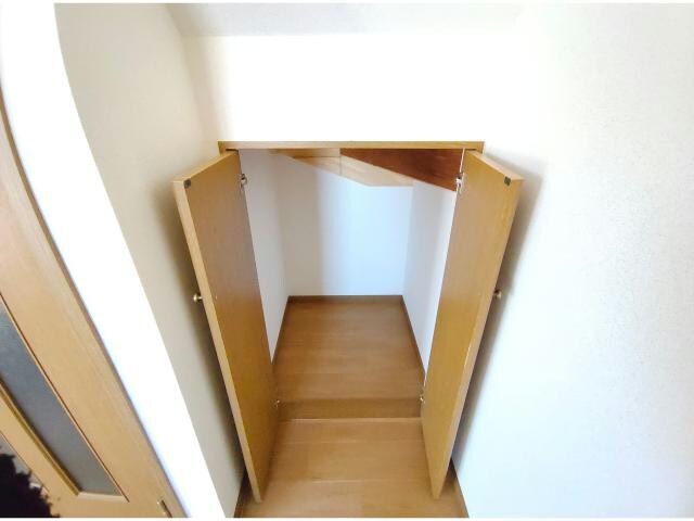 物件内観写真34　(階段下)