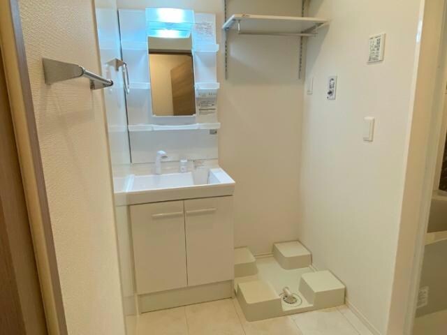 物件内観写真12　(洗面台 洗濯機置場)