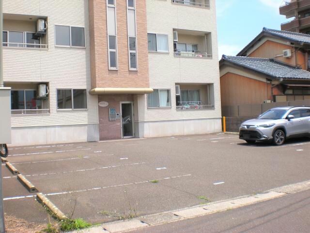 物件外観写真5　(駐車場)