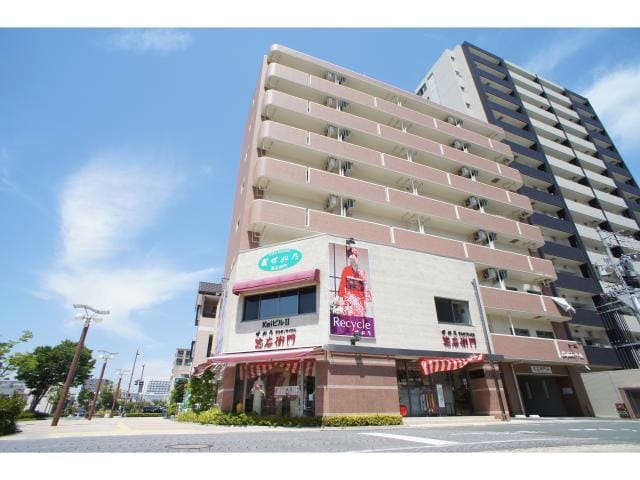 物件外観写真2　(歩道が広く、ゆったりとした街並みです。)