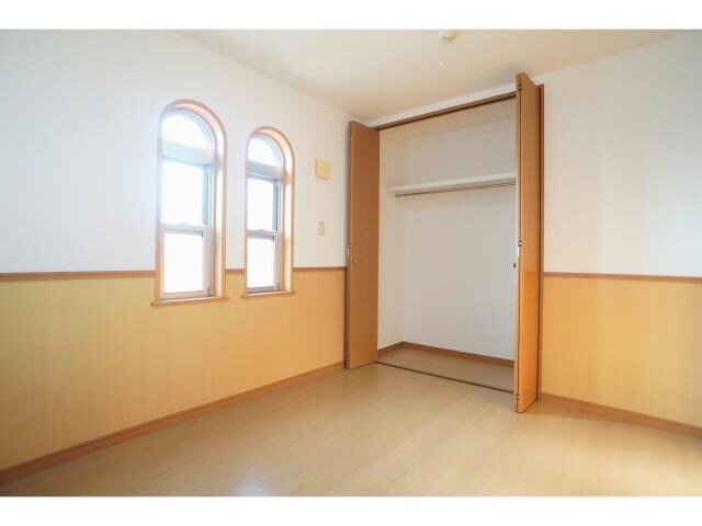 物件内観写真5　(アーチ窓がお洒落な洋室♪)