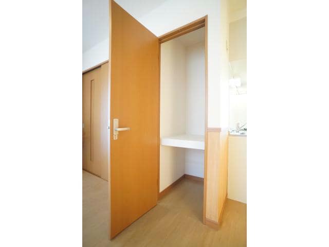 物件内観写真12　(リビングに収納)