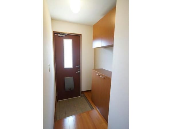 玄関回り(他の部屋の写真です)
