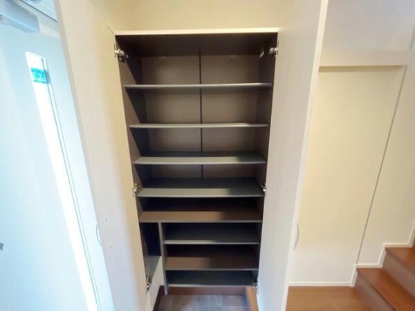 玄関回り(他の部屋の写真です)