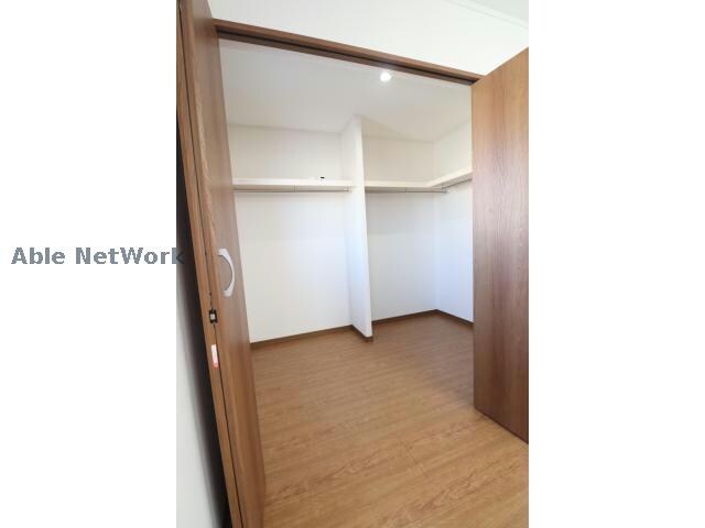 物件内観写真23　(広いウォークインクローゼット)