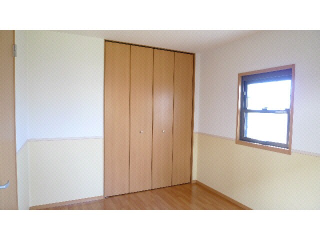 物件内観写真7　(洋室収納)