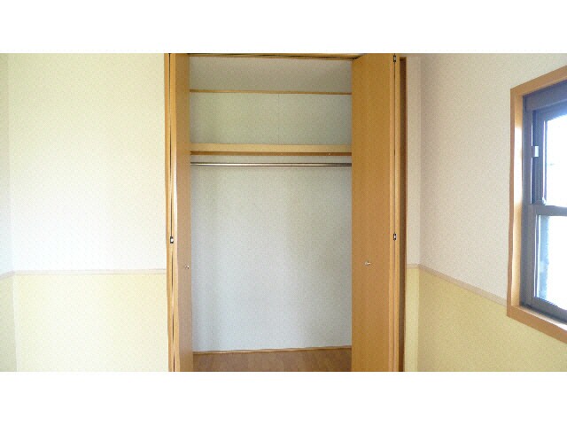 物件内観写真13　(洋室収納)