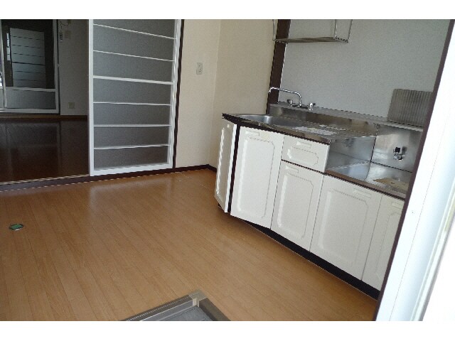 物件内観写真5　(玄関・キッチン)