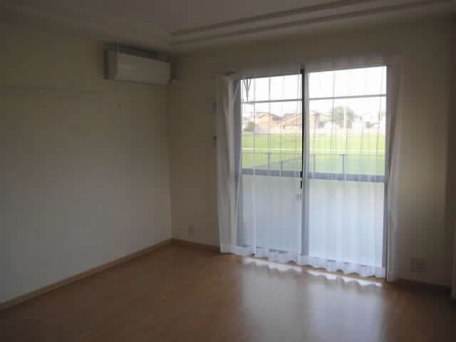 物件内観写真4　(洋室逆サイド)