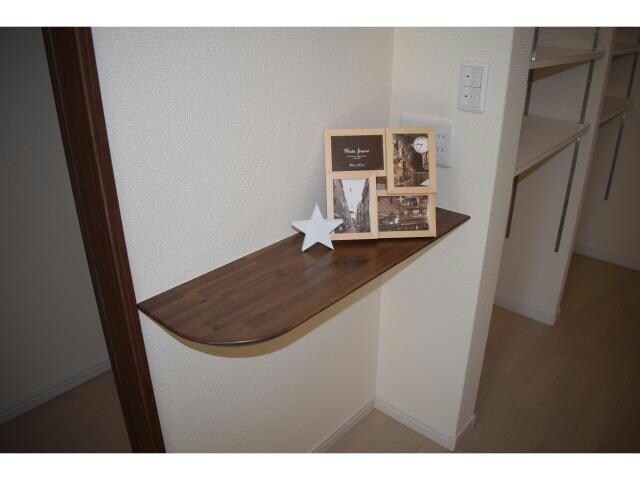 物件内観写真8　(リビング棚に何飾りますか？)