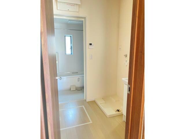 物件内観写真12　(洗面室窓つき)