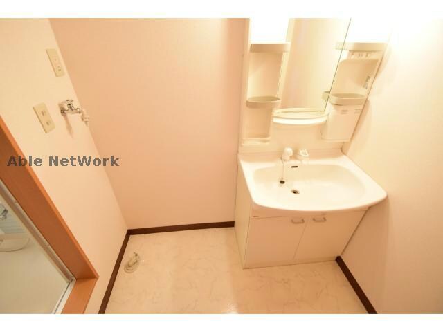 物件内観写真11　(シャンプードレッサータイプの洗面です。)