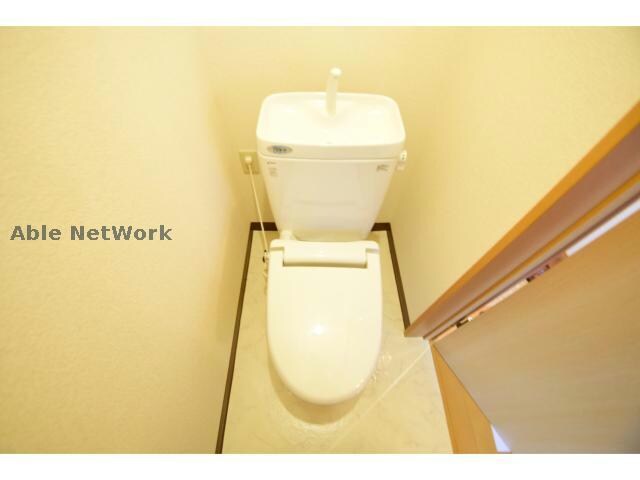 物件内観写真13　(暖房便座付きのトイレです。)