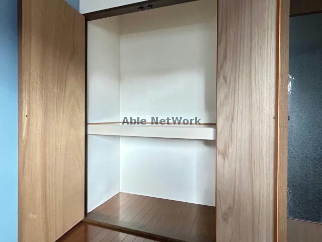 物件内観写真31　(洋室8帖の収納)