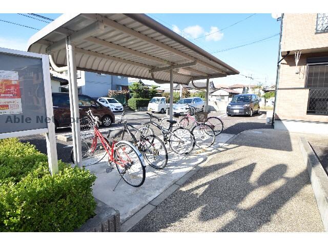 物件外観写真4　(駐輪場)