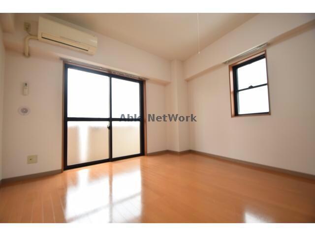 物件内観写真8　(洋室8.4帖です！)