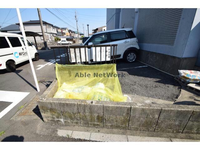 物件外観写真4　(敷地内ゴミ置き場)